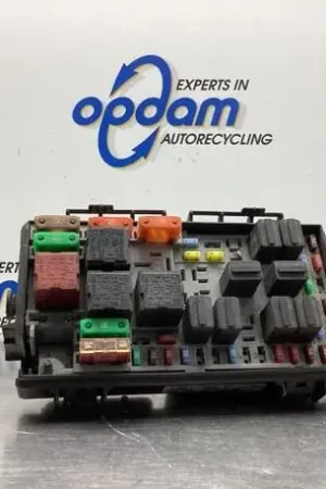 Op = Op Zekeringkast OPEL CORSA D (S07)